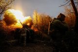Ukrajinský voják střílí z houfnice D-30 na ruské vojáky