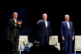 Zleva Barack Obama, Joe Biden a Bill Clinton