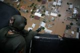 Záchranáři evakuovali lidi i pomocí vrtulníků