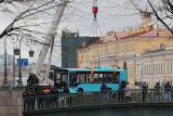 Specialisté zvedají osobní autobus, který spadl z mostu do řeky v Petrohradě, Rusko 10. května 2024