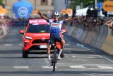Francouzský cyklista Julian Alaphilippe si dojel po úniku ve 12. etapě pro první vítězství na Giru d&#039;Italia