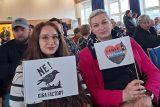 Nespokojení lidé z Věřňovic se zhotovenými transparenty proti stavbě gigafactory