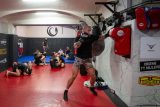 Dominik Humburger, voják a zároveň MMA zápasník, trénuje ve své domovské tělocvičně v Liberci