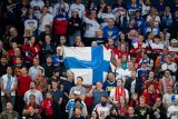 Finská vlajka v hledišti během zápasu s Británií