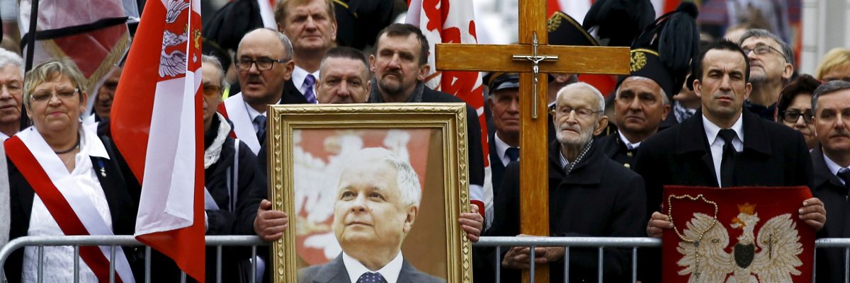 Muž držící portrét prezidenta Lecha Kaczyńského při šestém výročí Smolenska v roce 2016
