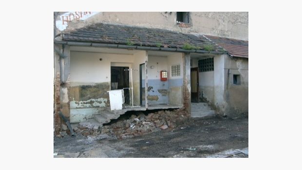 Píšťany - poničený dům po povodni