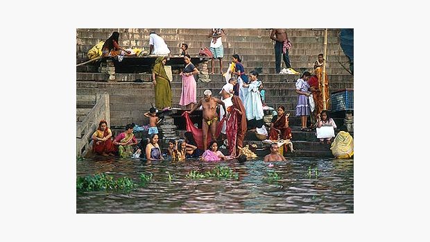 Ranní koupel - Váránasí (Utar Pradeš). Nejsvatější indické město, je prý věčné, překonává jakékoli časoprostorové omezení.