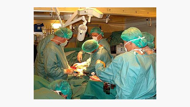 Chirurgové operují