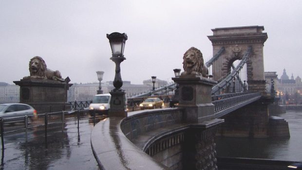 Budapešť - Alžbětin most (levý břeh Dunaje, Budín)