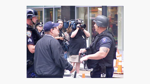 Americká policie ukazuje sílu novinářům