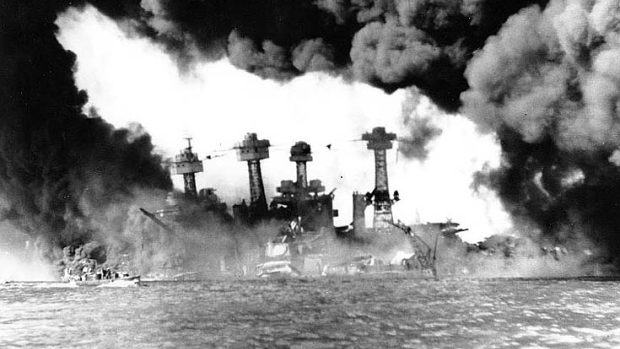 Hoříccí americké bitevní lodě v Pearl Harbor