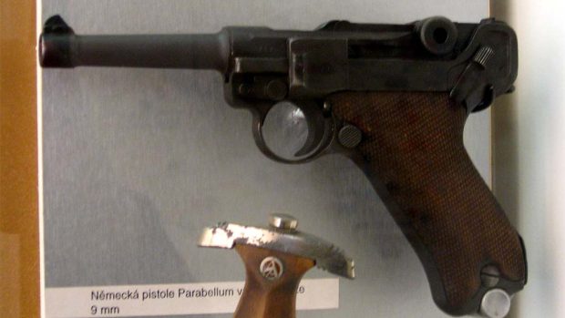 Nejznámější německá pistole typu Luger na náboj ráže 9 mm Parabellum ve vitríně Armádního muzea v Praze
