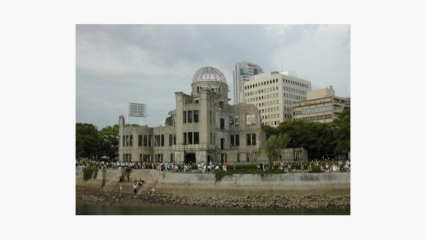 Téměř nad touto budovou prefektury explodovala atomová bomba