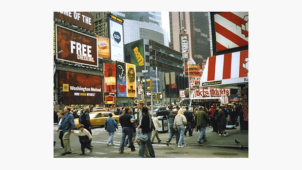 Po newyorském Times Square se stále valí davy chodců