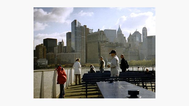 Výletníci se kochají siluetou Manhattanu