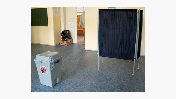volební urna, koš se zbylými lístky a paravan