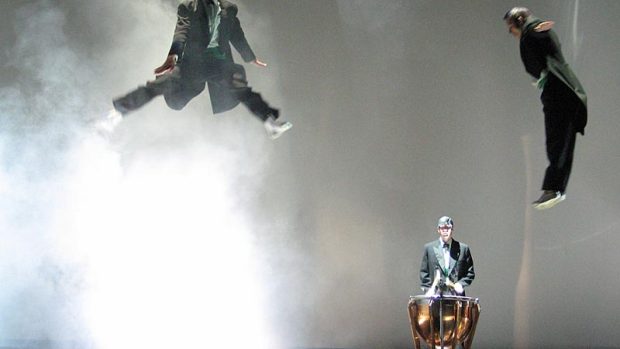 akrobati na trampolínách a bubeníci v úvodu závěrečného ceremoniálu 41. MFF Karlovy Vary
