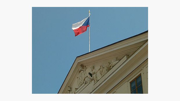 vlajka ČR na budově Poslanecké sněmovny