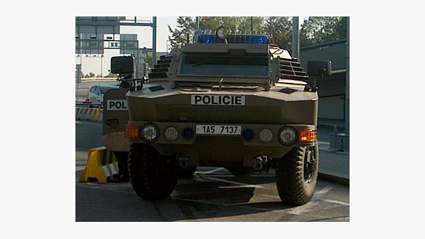 obrněný policejní vozidlo