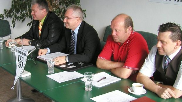 zleva : Josef Picek, prezident klubu; Vladimír Dostál, předseda představenstva klubu; Leoš Kalvoda, trenér; RNDr. Stanislav Koutný, člen představenstva