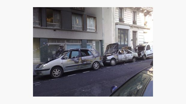 Ohořelá auta před volební místností v Latinské čtvrti v Paříži