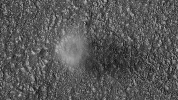 Mars Reconnaissance Orbiter vyfotil raráška z oběžné dráhy - detail