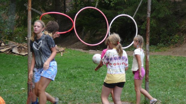 Semanínské děti z pionýrské skupiny na letním táboře při hře inspirované Harry Potterem