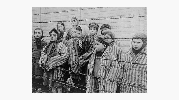 Fotografie dětských vězňů po osvobození Osvětimi