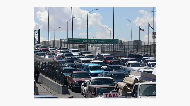 Na přechou u amerického El Pasa čekají stovky aut z Mexika