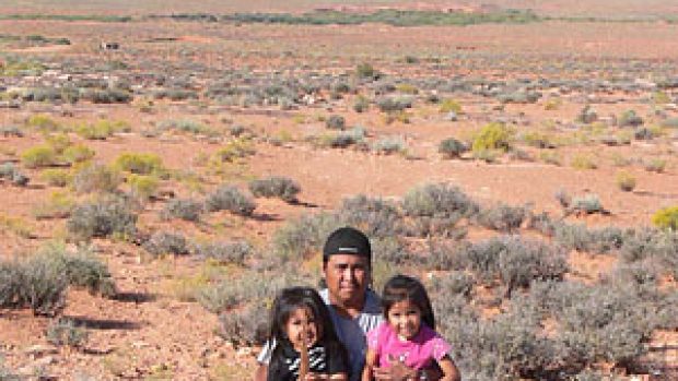 Děti z indiánského kmene Navajo se svým otcem, Arizona