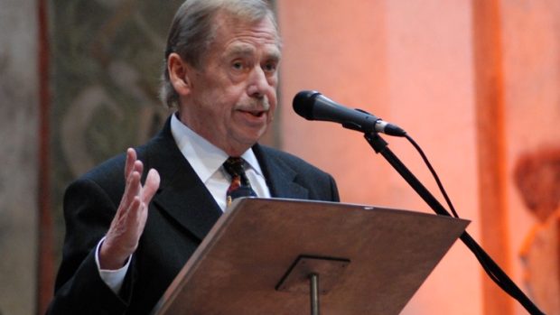 Václav Havel při předávání ceny Nadace Vize 97 Stanislavu Grofovi v Pražské křižovatce