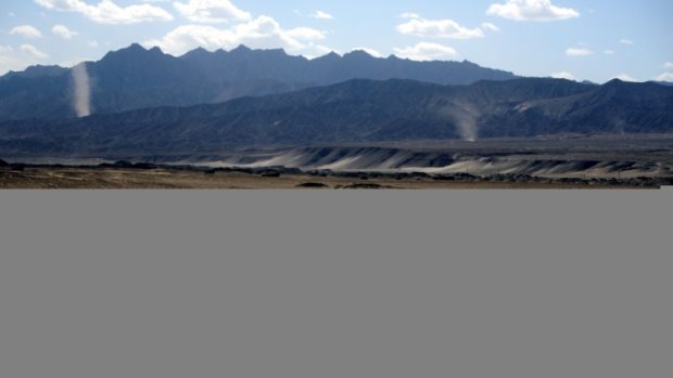 Vyprahlé pouště se vzdušnými víry na dalekém západě Číny (Ujgurská autonomní oblast Sin-ťiang)