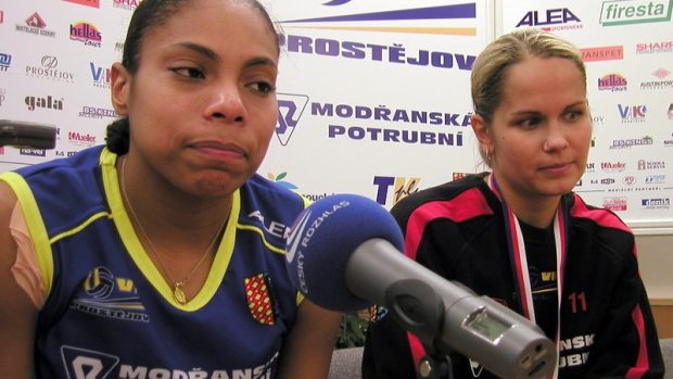 Kapitánka VK Prostějov Solange P.P. Soares a a hráčka Michaela Fraňková na tiskové konferenci