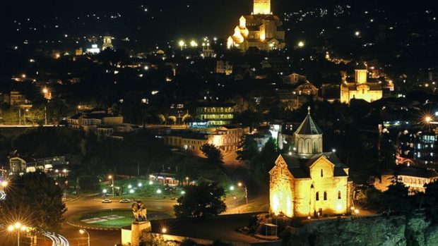Historii tu vidíme ze všech stran ( mezi kostely ve Tbilisi )