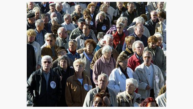 Důchodci v roce 2003 demonstrují  v Berlíně proti penzijní politice