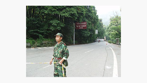 Čínský voják rozhoduje o dopravě po zemětřesení