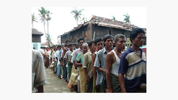 Barma - lidé čekající na příděl jídla