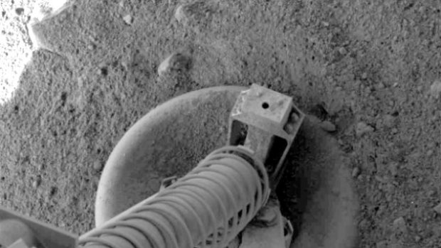 Část sondy Phoenix na povrchu Marsu