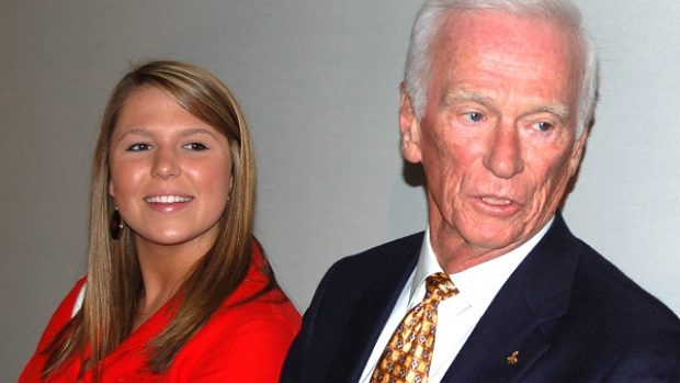 Americký astronaut Eugene Cernan a jeho vnučka  Ashley Woolie