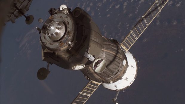 Kosmická loď Sojuz TMA-12 těsně před připojením ke stanici ISS