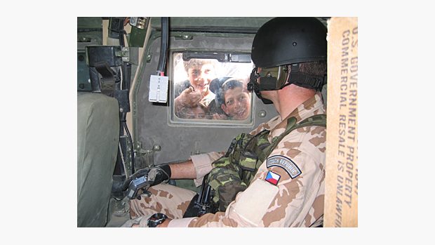 Český voják z PRT v afghánské provincii Lógar