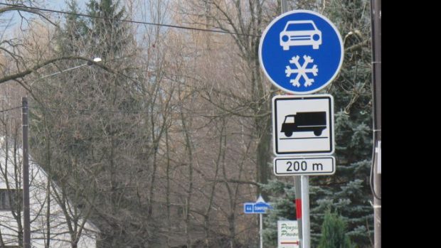 Také pod Červenohorským sedlem čeká na řidiče nákladních automobilů nová dopravní značka Zimní výbava