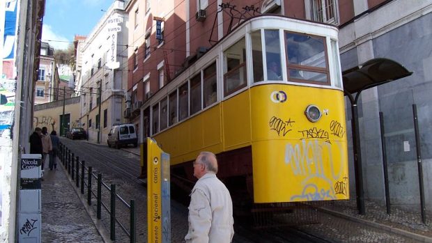 Historická tramvaj v Lisabonu.