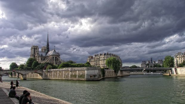 Pohled zezadu přes řeku na katedrálu Notre Dame.
