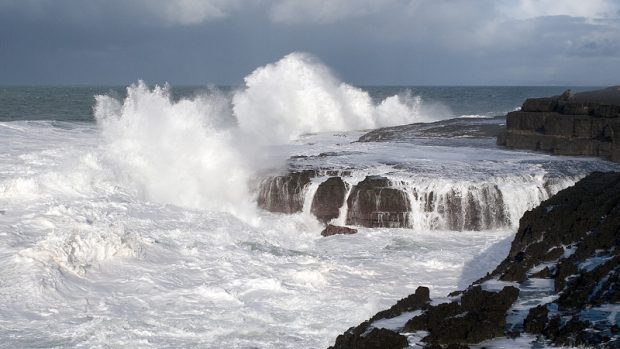Vlny Atlantiku narážejí na irské pobřeží