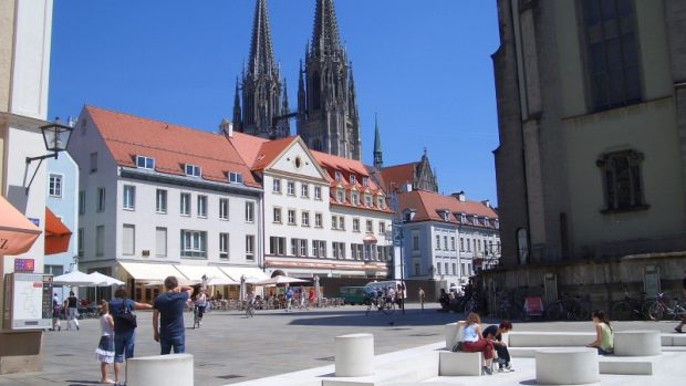 Ulice Regensburgu, v pozadí katedrála