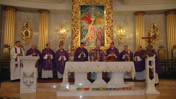 Polští římskokatoličtí kněží v kapli v Lichni