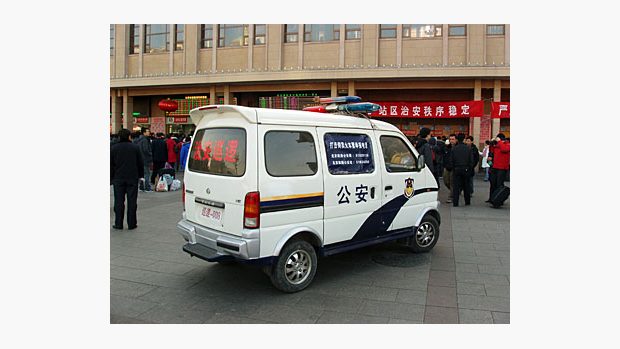 Policejní vůz před pekingským nádražím
