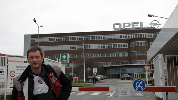 Carsten Adametz před Opelem