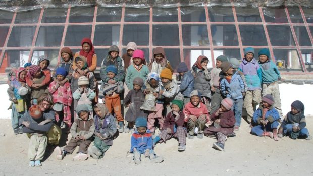 Děti před svou sluneční školou v Kargyaku